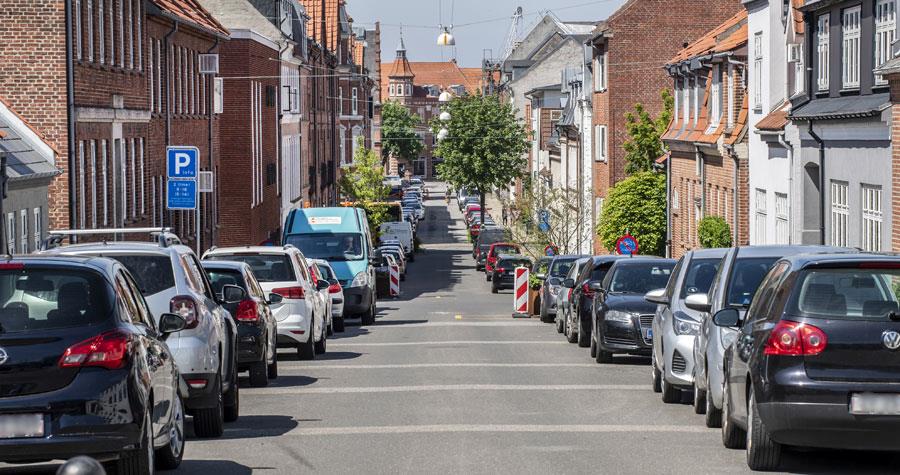 Parkerede biler på en central gade i Esbjerg. 